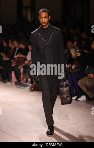 Paris, Frankreich. 18. Januar 2014. Ein Model trägt eine Schöpfung des französischen Designers Véronique Nichanian im Rahmen von Hermès Herbst/Winter 2014/2015 Kollektion präsentiert während der Paris Homme Mens Fashionweek in Paris, Frankreich, 18. Januar 2014. Bis 19. Januar 2014 zeigt Paris Homme Herren Mode laufen. Foto: Hendrik Ballhausen/Dpa/Alamy Live News Stockfoto