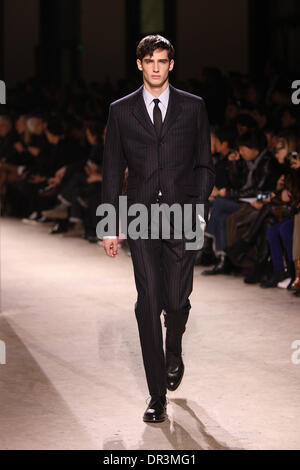 Paris, Frankreich. 18. Januar 2014. Ein Model trägt eine Schöpfung des französischen Designers Véronique Nichanian im Rahmen von Hermès Herbst/Winter 2014/2015 Kollektion präsentiert während der Paris Homme Mens Fashionweek in Paris, Frankreich, 18. Januar 2014. Bis 19. Januar 2014 zeigt Paris Homme Herren Mode laufen. Foto: Hendrik Ballhausen/Dpa/Alamy Live News Stockfoto