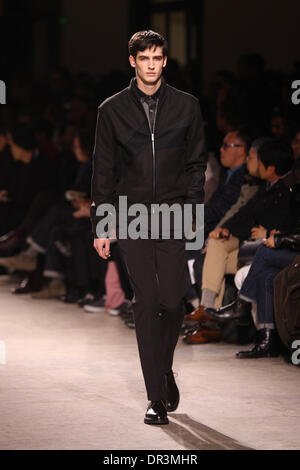 Paris, Frankreich. 18. Januar 2014. Ein Model trägt eine Schöpfung des französischen Designers Véronique Nichanian im Rahmen von Hermès Herbst/Winter 2014/2015 Kollektion präsentiert während der Paris Homme Mens Fashionweek in Paris, Frankreich, 18. Januar 2014. Bis 19. Januar 2014 zeigt Paris Homme Herren Mode laufen. Foto: Hendrik Ballhausen/Dpa/Alamy Live News Stockfoto