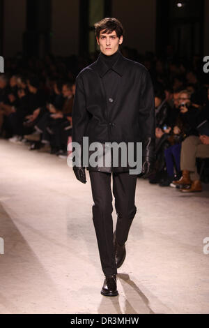 Paris, Frankreich. 18. Januar 2014. Ein Model trägt eine Schöpfung des französischen Designers Véronique Nichanian im Rahmen von Hermès Herbst/Winter 2014/2015 Kollektion präsentiert während der Paris Homme Mens Fashionweek in Paris, Frankreich, 18. Januar 2014. Bis 19. Januar 2014 zeigt Paris Homme Herren Mode laufen. Foto: Hendrik Ballhausen/Dpa/Alamy Live News Stockfoto