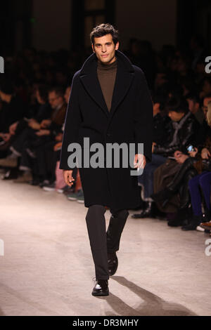 Paris, Frankreich. 18. Januar 2014. Ein Model trägt eine Schöpfung des französischen Designers Véronique Nichanian im Rahmen von Hermès Herbst/Winter 2014/2015 Kollektion präsentiert während der Paris Homme Mens Fashionweek in Paris, Frankreich, 18. Januar 2014. Bis 19. Januar 2014 zeigt Paris Homme Herren Mode laufen. Foto: Hendrik Ballhausen/Dpa/Alamy Live News Stockfoto