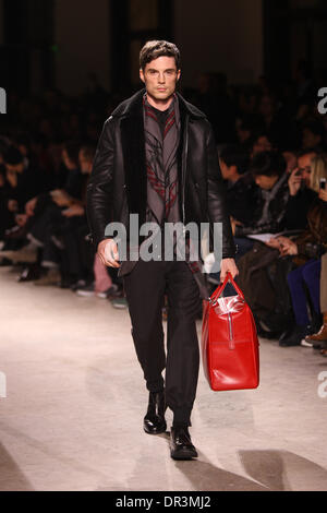 Paris, Frankreich. 18. Januar 2014. Ein Model trägt eine Schöpfung des französischen Designers Véronique Nichanian im Rahmen von Hermès Herbst/Winter 2014/2015 Kollektion präsentiert während der Paris Homme Mens Fashionweek in Paris, Frankreich, 18. Januar 2014. Bis 19. Januar 2014 zeigt Paris Homme Herren Mode laufen. Foto: Hendrik Ballhausen/Dpa/Alamy Live News Stockfoto