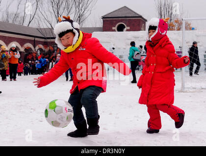 Shenyang, China Liaoning Provinz. 19. Januar 2014. Zwei Kinder spielen Fußball auf Schnee in eine Eisbahn in Shenyang, Hauptstadt des nordöstlichen Chinas Liaoning Provinz, 19. Januar 2014. © Zhang Wenkui/Xinhua/Alamy Live-Nachrichten Stockfoto