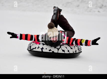 Shenyang, China Liaoning Provinz. 19. Januar 2014. Ein amerikanischer Student Rutschen auf Schnee in einem Ski Resort in Shenyang, Hauptstadt des nordöstlichen Chinas Liaoning Provinz, 19. Januar 2014. © Zhang Wenkui/Xinhua/Alamy Live-Nachrichten Stockfoto