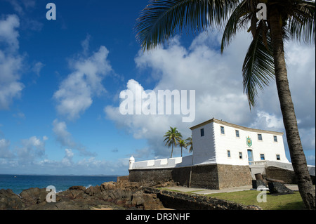 Fort Santa Maria in Barra Salvador Brasilien verfügt über tropischen Strand und Palme Stockfoto