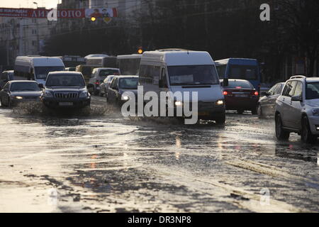 Kaliningrad, Russland 18. Januar 2014 die Wasserversorgung Systemausfall. Nach der Wasserleitung knacken der Hauptstraße in Kaliningrad - Leninsky Prospekt wurde überflutet. Bildnachweis: Michal Fludra/Alamy Live-Nachrichten Stockfoto