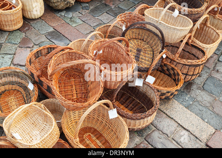 Reihe von handgemachte Körbe auf der Straße Marktplatz Stockfoto