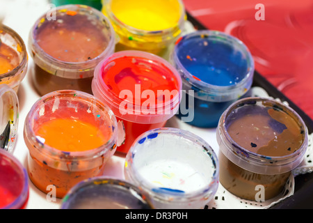 Bunten Acrylfarben in kleinen Kunststoff-Dosen Stockfoto