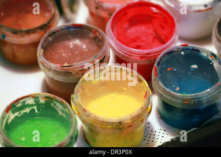 Bunten Acrylfarben in kleinen Kunststoff-Dosen. Makro-Foto Stockfoto