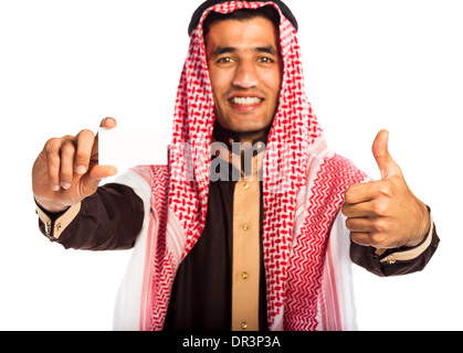 Junge arabische zeigen Unternehmen lächelnd Karte in der Hand isoliert auf weißem Hintergrund Stockfoto