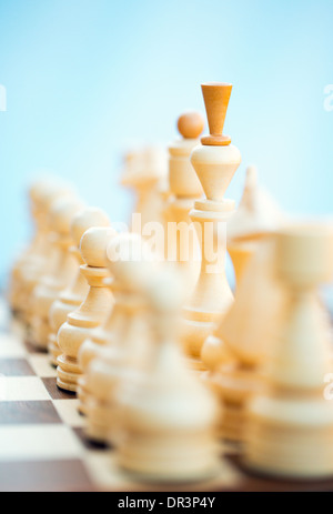 Schachfiguren auf dem Brett. König im Fokus Stockfoto