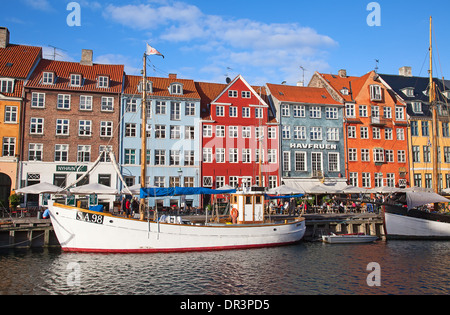 Kopenhagen, Dänemark - 25. August: Nicht identifizierte Personen, sonnigem Wetter in offenen cafees der berühmten Promenade Nyhavn am 25. August 2010 in Kopenhagen, Dänemark. nyhavn ist eines der berühmtesten Wahrzeichen von Kopenhagen. Stockfoto