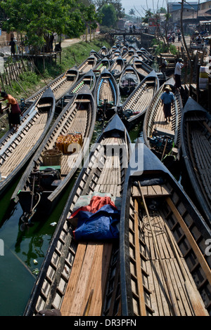 Boote verankert am Kanal, Myanmar Stockfoto