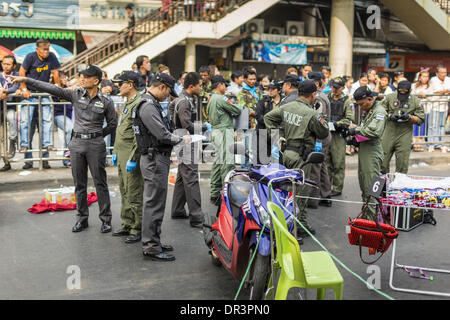 Bangkok, Thailand. 19. Januar 2014. Thailändische Polizei untersuchen die Szene von einem angeblichen Granate Angriff auf Anti-Regierungs-Demonstranten. 28 Menschen wurden verletzt in die Blasten. Hunderte von Menschen kamen zum Benjasiri Park, ein paar hundert Meter von der Anti-Regierungs-Protest-Website in Asok Kreuzung, Sonntag Abend beten für Frieden und Rallye für eine Achtung der Demokratie Sonntag. Die Mahnwache fand wenige Stunden nach einer zwei Sprengkörper, gedacht, um Granaten, am Protest-Standort in der Nähe von Victory Monument, mehrere Kilometer nördlich von Asok geworfen wurden. Granatenanschlag Sonntag war der 2. dayt Stockfoto