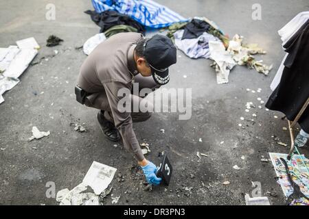 Bangkok, Thailand. 19. Januar 2014. Thailändische Polizei untersuchen die Szene von einem angeblichen Granate Angriff auf Anti-Regierungs-Demonstranten. 28 Menschen wurden verletzt in die Blasten. Hunderte von Menschen kamen zum Benjasiri Park, ein paar hundert Meter von der Anti-Regierungs-Protest-Website in Asok Kreuzung, Sonntag Abend beten für Frieden und Rallye für eine Achtung der Demokratie Sonntag. Die Mahnwache fand wenige Stunden nach einer zwei Sprengkörper, gedacht, um Granaten, am Protest-Standort in der Nähe von Victory Monument, mehrere Kilometer nördlich von Asok geworfen wurden. Granatenanschlag Sonntag war der 2. dayt Stockfoto