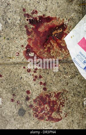 Bangkok, Thailand. 19. Januar 2014. Blut auf einem Bürgersteig in der Nähe der Stelle wo Anti-Regierungs-Demonstranten Sprengstoff beworfen wurden. 28 Menschen wurden am Sonntag Angriff verletzt. Hunderte von Menschen kamen zum Benjasiri Park, ein paar hundert Meter von der Anti-Regierungs-Protest-Website in Asok Kreuzung, Sonntag Abend beten für Frieden und Rallye für eine Achtung der Demokratie Sonntag. Die Mahnwache fand wenige Stunden nach einer zwei Sprengkörper, gedacht, um Granaten, am Protest-Standort in der Nähe von Victory Monument, mehrere Kilometer nördlich von Asok geworfen wurden. Granatenanschlag Sonntag war der 2. Stockfoto