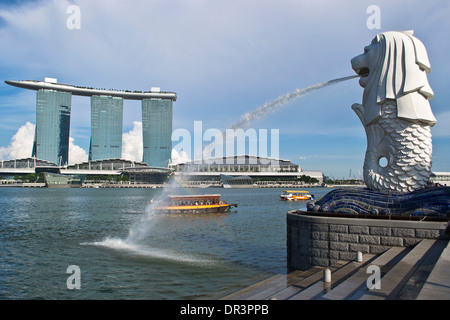 Marina Bay Sands und Merlion, Singapur Stockfoto