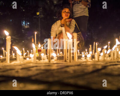 Bangkok, Thailand. 19. Januar 2014. Thais Licht einen Kreis von Kerzen auf dem Boden im Banjasiri Park in Bangkok. Hunderte von Menschen kamen zum Benjasiri Park, ein paar hundert Meter von der Anti-Regierungs-Protest-Website in Asok Kreuzung, Sonntag Abend beten für Frieden und Rallye für eine Achtung der Demokratie Sonntag. Die Mahnwache fand wenige Stunden nach einer zwei Sprengkörper, gedacht, um Granaten, am Protest-Standort in der Nähe von Victory Monument, mehrere Kilometer nördlich von Asok geworfen wurden. Granatenanschlag Sonntag war der 2. Tag Granatenanschlag in drei Tagen auf Anti-Regierungs-Demonstranten. Nein Stockfoto