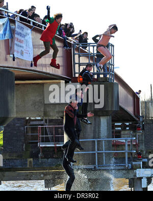 Littlehampton, Sussex UK 19. Januar 2014 - Teilnehmer teilnehmen in Littlehampton Fluss springen Jahresveranstaltung zu helfen, Geld für die lokale Meer Kadetten, die die Springer das schöne sonnige Wetter heute nutzten, von der Stadt Steg in den eiskalten Fluss Arun © Simon Dack/Alamy Live News springen Stockfoto