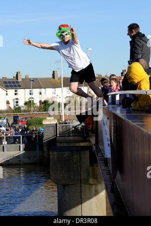 Paul Mills beteiligt sich an der Littlehampton Fluss springen Jahresveranstaltung West Sussex UK Stockfoto