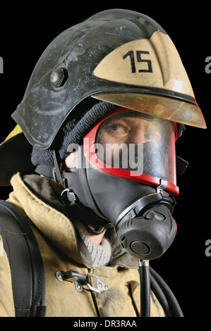 Porträt eines Feuerwehrmannes in Atemschutzgeräten auf schwarzem Hintergrund Stockfoto