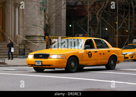 Ein gelbes Taxi auf den Straßen von New York City. Stockfoto