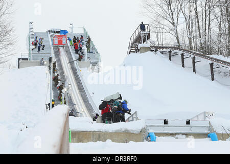 ZAO, 1. Spiel Individuum Normalschanze bei Zao springen Hills, Yamagata, Japan. 18. Januar 2014. ZAO springen Hills Skispringen: FIS Skisprung Weltcup Damen in Zao, 1. Spiel Individuum Normalschanze bei Zao springen Hills, Yamagata, Japan. © AFLO SPORT/Alamy Live-Nachrichten Stockfoto