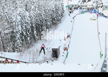 ZAO, 1. Spiel Individuum Normalschanze bei Zao springen Hills, Yamagata, Japan. 18. Januar 2014. Gesamtansicht Skispringen: FIS Skisprung Weltcup Damen in Zao, 1. Spiel Individuum Normalschanze Zao Jumping Hills, Yamagata, Japan. © AFLO SPORT/Alamy Live-Nachrichten Stockfoto