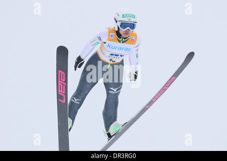 ZAO Training runden Zao Jumping Hills, Yamagata, Japan. 17. Januar 2014. Sara Takanashi (JPN) Skispringen: FIS Skisprung Weltcup Damen in Zao Training runden Zao Jumping Hills, Yamagata, Japan. © AFLO SPORT/Alamy Live-Nachrichten Stockfoto