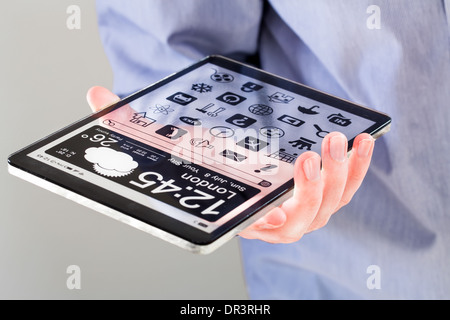 Tablet mit einem transparenten Display in Menschenhand. Tatsächliche zukünftige innovative Konzeptideen und besten Technologien Menschlichkeit. Stockfoto