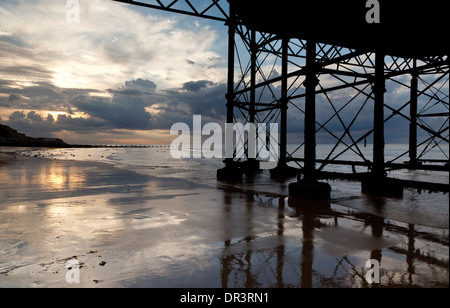 Sonnenuntergang über dem Meer unter Cromer Pier Stockfoto