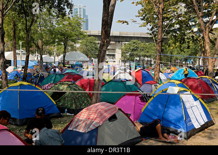 Bangkok, Thailand. 19. Januar 2014. Lage in diesen Bildern ist in Bangkok s Central Park Lumpini Park.  Die Südwest-Ecke gegenüber Silom Road wurde in einer Zeltstadt von weitgehend südlichen Thai Demonstranten umgebaut. Normalerweise voller Verkehr, den es zum Campingplatz mit toller Aussicht umfunktioniert wurde und live-Unterhaltung. Zehntausende Demonstranten haben gestört Verkehr an wichtigen Kreuzungen und marschierte auf Regierungsgebäude in großen und hektischen Hauptstadt Thailands in dieser Woche. Die Proteste, genannt "Bangkok Herunterfahren," hatte Montag, den 13. Januar ohne ernsthafte Zwischenfälle begonnen.  Die Kundgebungen © Stockfoto