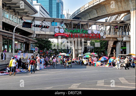 Bangkok, Thailand. 19. Januar 2014. Standort in diesen Bildern ist die normalerweise belebte Silom-Saladaeng Kreuzung in einem der Bangkok wichtigsten Einkaufsviertel. Zehntausende Demonstranten haben gestört Verkehr an wichtigen Kreuzungen und marschierte auf Regierungsgebäude in großen und hektischen Hauptstadt Thailands in dieser Woche. Die Proteste, genannt "Bangkok Herunterfahren," hatte Montag, den 13. Januar ohne ernsthafte Zwischenfälle begonnen.  Die Kundgebungen werden durch das Volk demokratische Reform Committee (Separatistischen) Protest Gruppe, angeführt von Suthep Thaugsuban, ein ehemaliger stellvertretender Premierminister für die Opposition Parlamen orchestriert. Stockfoto