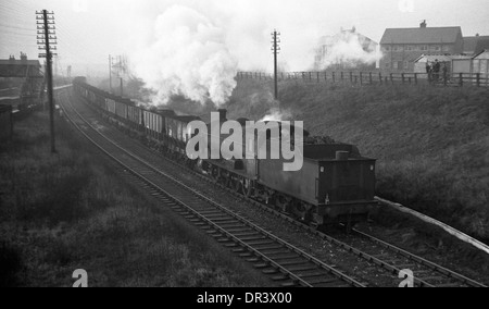 Britische Eisenbahnen Q6 0-8-0 Dampf-Lokomotive vorbei Boldon Colliery in Richtung Nordostengland Tyne Dock 1967 Stockfoto