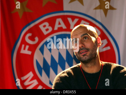 Josep "Pep" Guardiola, Trainer der deutschen Fußball Bundesliga Club FC Bayern München vor dem Club-logo Stockfoto