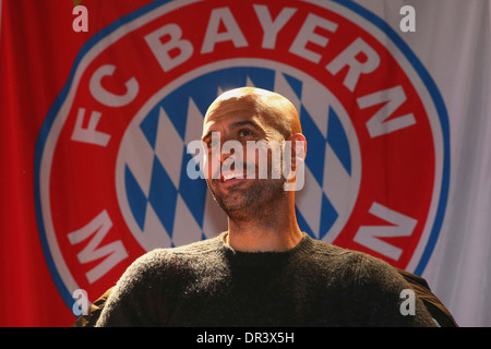 Josep "Pep" Guardiola, Trainer der deutschen Fußball Bundesliga Club FC Bayern München vor dem Club-logo Stockfoto