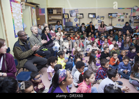 Kinder, Lehrer & Eltern singen gemeinsam jeden Montagmorgen am Schloss Brücke Volksschule, Manhattan, NYC Stockfoto
