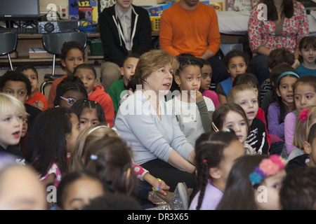 AFT Präsident Randi Weingarten singt mit Kindern der Grundschule in Manhattan an der Burg Brücke Schule. Stockfoto