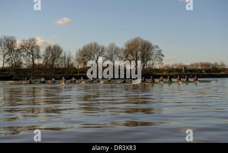 Themse, London, England. 19. Januar 2014.  Beide Besatzungen Kopf an Kopf während der Oxford University Boat Club Trial VIIIs. Bildnachweis: Action Plus Sport Bilder/Alamy Live News Stockfoto