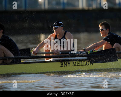 Themse, London, UK. 19. Januar 2014. Die Studie dient als Teil des Auswahlverfahrens zu bestimmen, die Universität von Oxford im 160. Rennen von Universitätsregatta am 6. April 2014 vertreten wird. Die Testversion für die zwei Achter, namens Persistent und stur ist das einzige Mal während der Saison, dass die Gruppenmitglieder Side-by-Side über die vollen vier und ein Viertel Meilen des Championship-Golfplatzes zwischen Putney und Mortlake in einer Simulation von BNY Mellon Boat Race Rennen können. Bildnachweis: Action Plus Sport Bilder/Alamy Live News Stockfoto