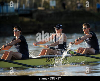 Themse, London, UK. 19. Januar 2014. Die Studie dient als Teil des Auswahlverfahrens zu bestimmen, die Universität von Oxford im 160. Rennen von Universitätsregatta am 6. April 2014 vertreten wird. Die Testversion für die zwei Achter, namens Persistent und stur ist das einzige Mal während der Saison, dass die Gruppenmitglieder Side-by-Side über die vollen vier und ein Viertel Meilen des Championship-Golfplatzes zwischen Putney und Mortlake in einer Simulation von BNY Mellon Boat Race Rennen können. Bildnachweis: Action Plus Sport Bilder/Alamy Live News Stockfoto