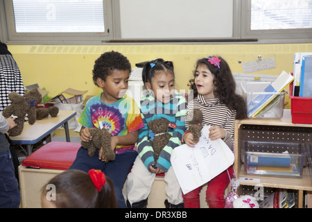 Aktive Grundschule Klasse an der Schlossbrücke öffentliche Volksschule in upper Manhattan, NYC. Stockfoto