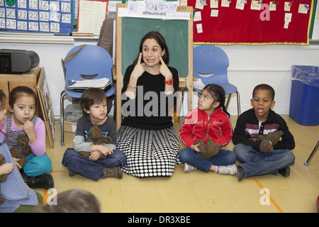 Aktive Grundschule Klasse an der Schlossbrücke öffentliche Volksschule in upper Manhattan, NYC. Stockfoto