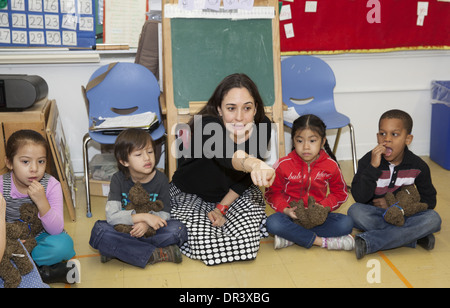Aktive Grundschule Klasse an der Schlossbrücke öffentliche Volksschule in upper Manhattan, NYC. Stockfoto