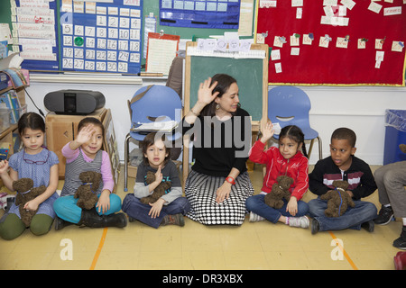 Aktive Grundschule Klasse an einer Volksschule in upper Manhattan, NYC. Stockfoto