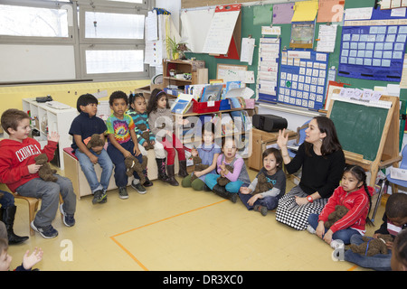 Aktive bilinguale Grundschulkindergärtnerklasse an einer öffentlichen Grundschule in Upper Manhattan, NYC. Stockfoto
