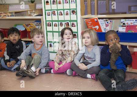 Aktive Grundschule Klasse an einer Volksschule in upper Manhattan, NYC. Stockfoto