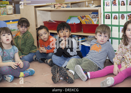 Kindergarten Studenten in einer Diskussion an der Schlossbrücke öffentliche Volksschule in upper Manhattan, NYC. Stockfoto