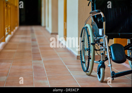 leeren Rollstuhl im Krankenhausflur Stockfoto