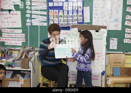 Zweisprachige (Spanisch & Englisch) öffentliche Grundschule Klasse in New York City. Stockfoto